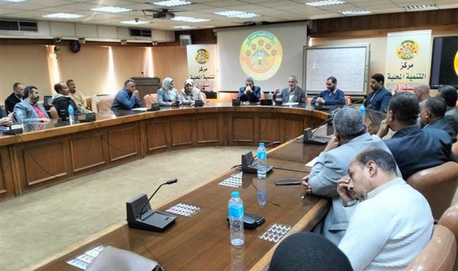 هشام آمنة: تسليم الشهادات لـ157 متدرباً اجتازوا 5 دورات تدريبية بمركز التنمية المحلية بسقارة