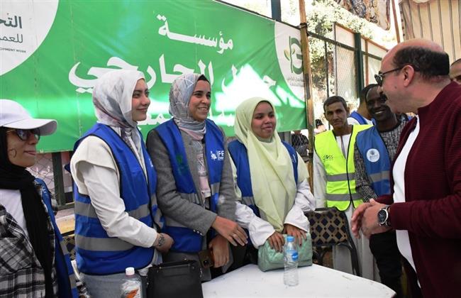محافظ أسوان يعطى إشارة البدء لإطلاق قافلة ستر وعافية لخدمة 55 ألف نسمة بقرية الكفور بكوم أمبو