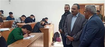 نائب رئيس جامعة بنها يتفقد سير الامتحانات بمقر الجامعة 