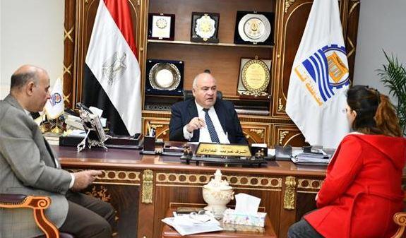 لبحث شكواهم.. محافظ قنا يستقبل 91 مواطنا بمكتبه