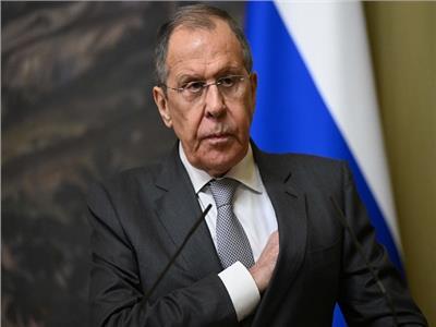 لافروف: الولايات المتحدة وبريطانيا تتجاوزان القانون الدولي بضرب اليمن