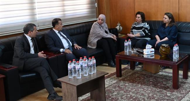 رئيس جامعة جنوب الوادي يستقبل وفد الجامعة الأمريكية لإنشاء مركز التطوير المهنى