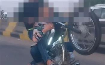   كشف ملابسات تداول فيديو لقائد دراجة نارية يؤدي حركات استعراضية فى الطريق العام 