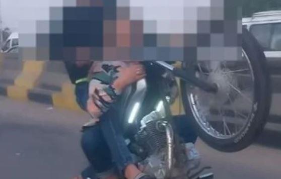 كشف ملابسات تداول فيديو لقائد دراجة نارية يؤدي حركات استعراضية فى الطريق العام 