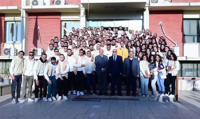 وسط  أجواء من البهجة والسرور.. النعماني يلتقط الصور التذكارية مع طلاب امتياز طب بجامعة سوهاج