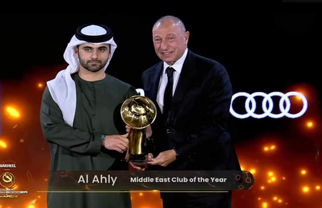 جلوب سوكر .. الخطيب يتسلم جائزة الأهلي لأفضل نادي في الشرق الأوسط 