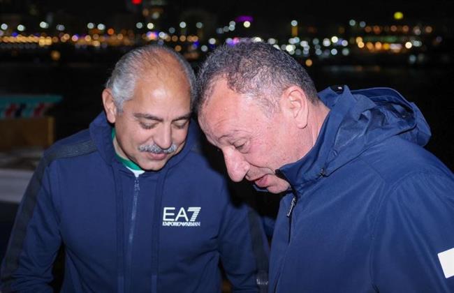 جلوب سوكر .. الخطيب يهدي جائزة الأفضل إلى العامري فاروق