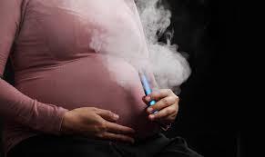 دراسة : التدخين الإلكتروني آمن على صحة الحامل