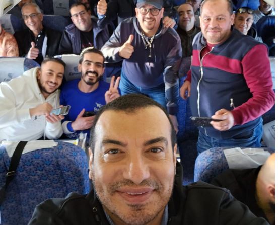 بالصور.. مصر للطيران تنقل نجوم كاسيت 90 إلى الرياض