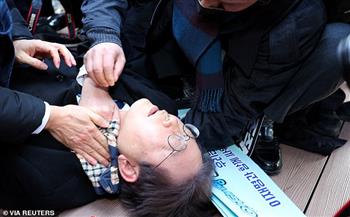   نقل زعيم المعارضة بكوريا الجنوبية للمستشفى بعد تعرضه للطعن خلال زيارة لبوسان