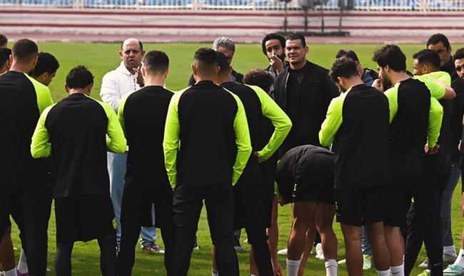 معتمد جمال يعقد جلسة مع لاعبي الزمالك على هامش المران