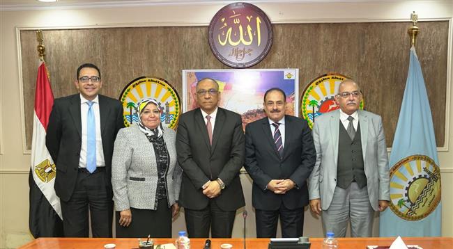 سكرتير محافظة مطروح يناقش وضع خطة لتحسين الوضع السكاني مع نائب وزير الصحة