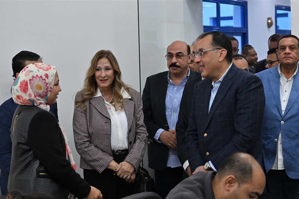 أسوان .. رئيس الوزراء يتفقد مكتبة مصر العامة ويشهد عددًا من الأنشطة الفنية في جولة ليلية