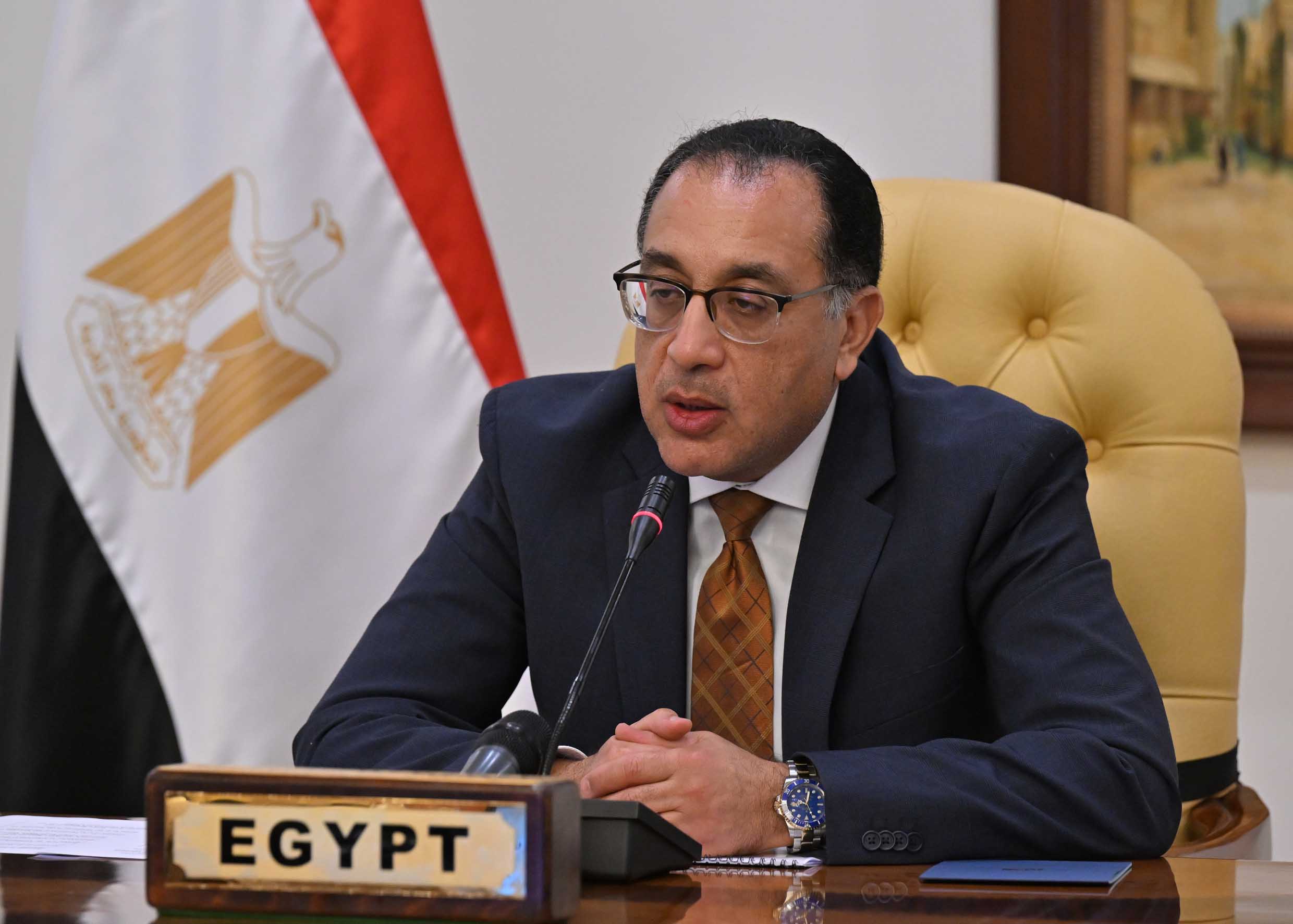 أسوان .. رئيس الوزراء يتفقد معرض "أيادي مصر" بالمحافظة ويستمع لإنجازات هذا المشروع