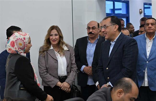 أسوان .. رئيس الوزراء يتفقد مكتبة مصر العامة ويشهد عددًا من الأنشطة الفنية في جولة ليلية