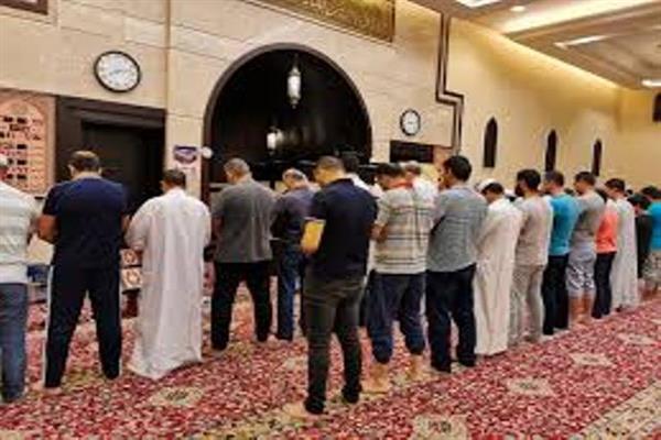 هل يجوز الصلاة بالمنزل لبعد المسافة عن المسجد؟
