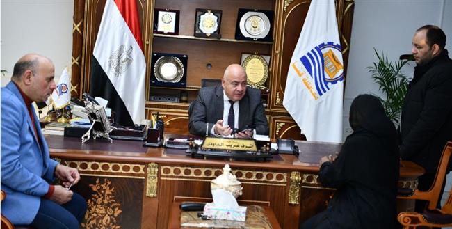 محافظ قنا يواصل استقبال المواطنين بمكتبه يوميا لبحث شكواهم