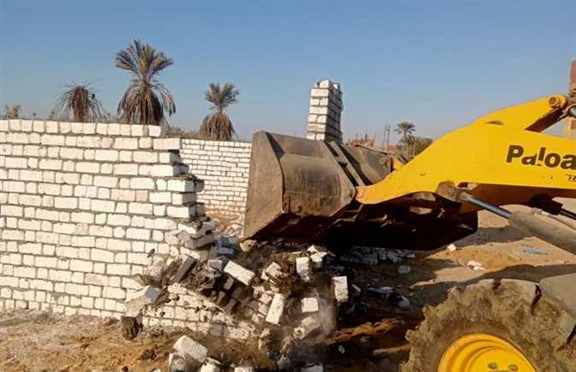 إزالة 30 حالة تعد بالبناء المخالف على الأراضي الزراعية بالجيزة