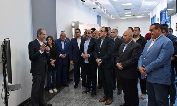 أسوان .. رئيس الوزراء يتفقد لوحة توزيع الكهرباء بـ قرية فارس كوم أمبو