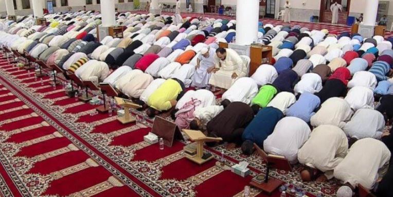 الحكومة تنفي تقييد صلاة التراويح بوقت محدد خلال شهر رمضان
