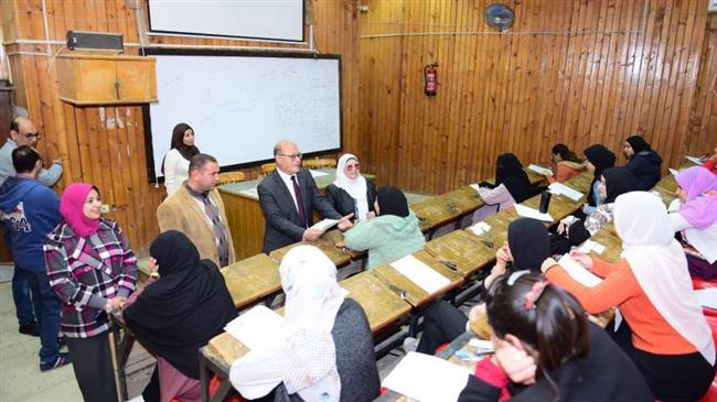 رئيس جامعة سوهاج يواصل تفقد امتحانات الفصل الدراسي الأول
