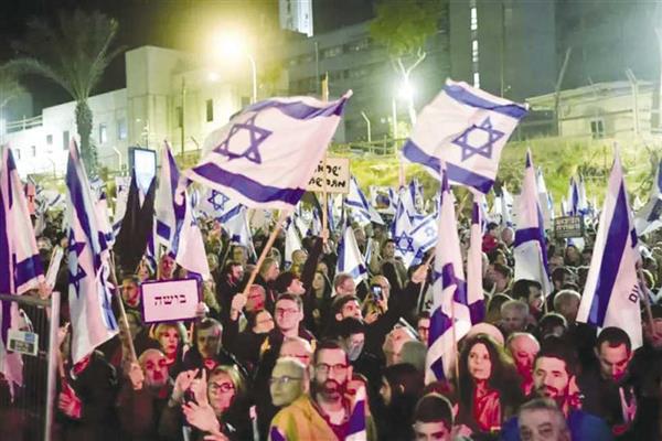 محتجون في تل أبيب يطالبون بتغيير حكومة نتنياهو