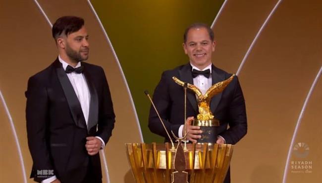نيابة عن أبيه.. محمد إمام في حفل joy awards