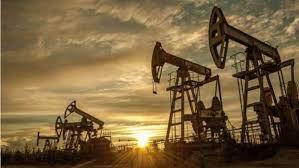   النفط يواصل خسائره بفعل عوامل اقتصادية غير مواتية