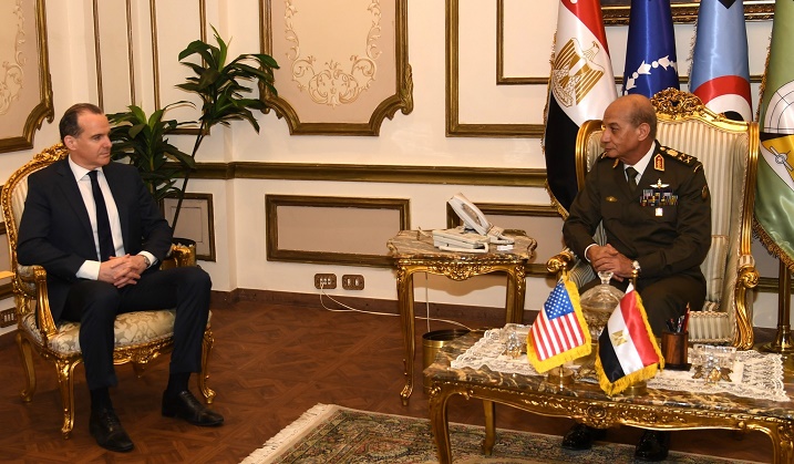وزير الدفاع يلتقي منسق الشرق الأوسط وشمال إفريقيا لمجلس الأمن القومي الأمريكي