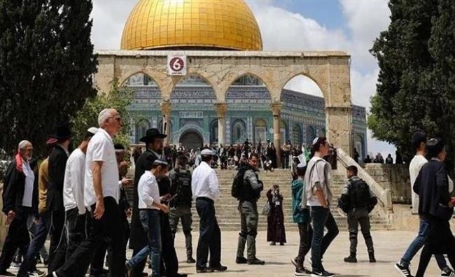 عشرات المُستوطنين الإسرائيليين يقتحمون باحات الأقصى بحماية شرطة الاحتلال