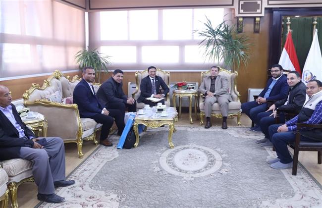 "عكاوي" يستقبل وفد من الهيئة العربية للتصنيع بمقر جامعة جنوب الوادي