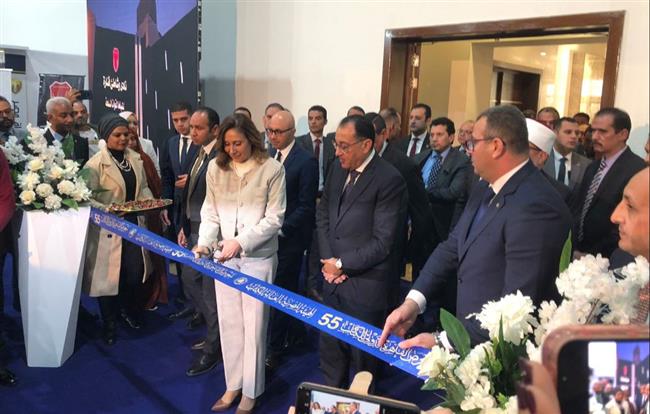 مدبولي يتفقد جناح وزارة الدفاع بمعرض الكتاب ويدون كلمة للوزارة