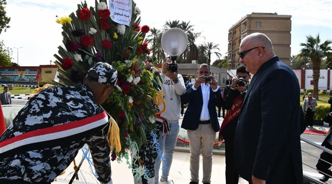 محافظ قنا يضع إكليل من الزهور على النصب التذكاري لـ شهداء الشرطة