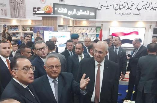رئيس مجلس الوزراء يتفقد جناح مكتبة الإسكندرية بـ معرض القاهرة الدولي للكتاب