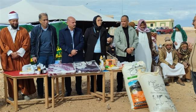 مطروح .. قافلة هدايا للأسر الأولى بالرعاية بمنطقة أبو ميلاد بمدينة براني