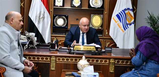 محافظ قنا يواصل استقبال المواطنين يوميا بمكتبه لبحث شكواهم