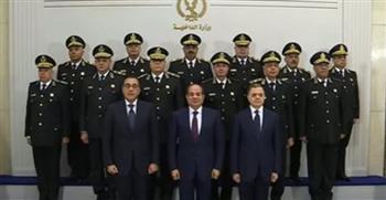   الرئيس السيسي يلتقط صورة تذكارية مع رجال الشرطة احتفالا بعيدهم الـ72