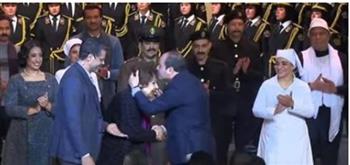   الرئيس السيسي يقبل رأس الفنانة سميحة أيوب..  والأخيرة: شعبك بيحبك يا ريس 