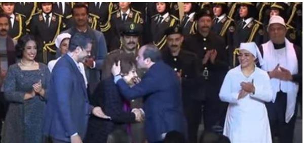 الرئيس السيسي يقبل رأس الفنانة سميحة أيوب..  والأخيرة: شعبك بيحبك يا ريس