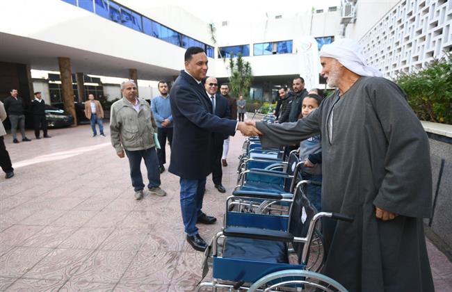 محافظ الدقهلية يسلم كراسي متحركة لـ ذوي الاحتياجات الخاصة