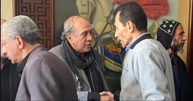 منير مكرم يستقبل عزاء والده في كنيسة مارجرجس بشبرا