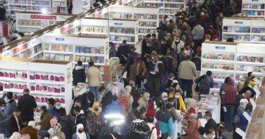 في أول أيام افتتاحه للجمهور.. إقبال كبير على معرض القاهرة الدولي للكتاب