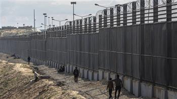   سجن كبير لعقاب الفلسطينيين.. إسرائيل تشيد منطقة عازلة بطول قطاع غزة