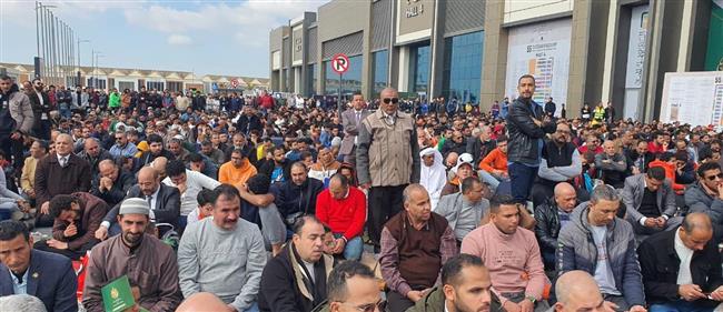 بالصور.. زائرو معرض القاهرة الدولي للكتاب يؤدون صلاة الجمعة