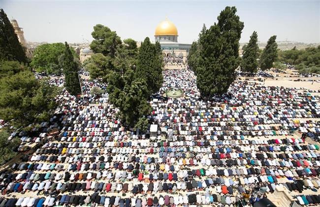 12 ألفا يؤدون صلاة الجمعة في رحاب المسجد الأقصى