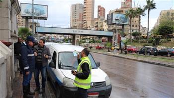 رئيس صرف الإسكندرية في جولة لتفقد التعامل مع مياه الأمطار الغزيرة