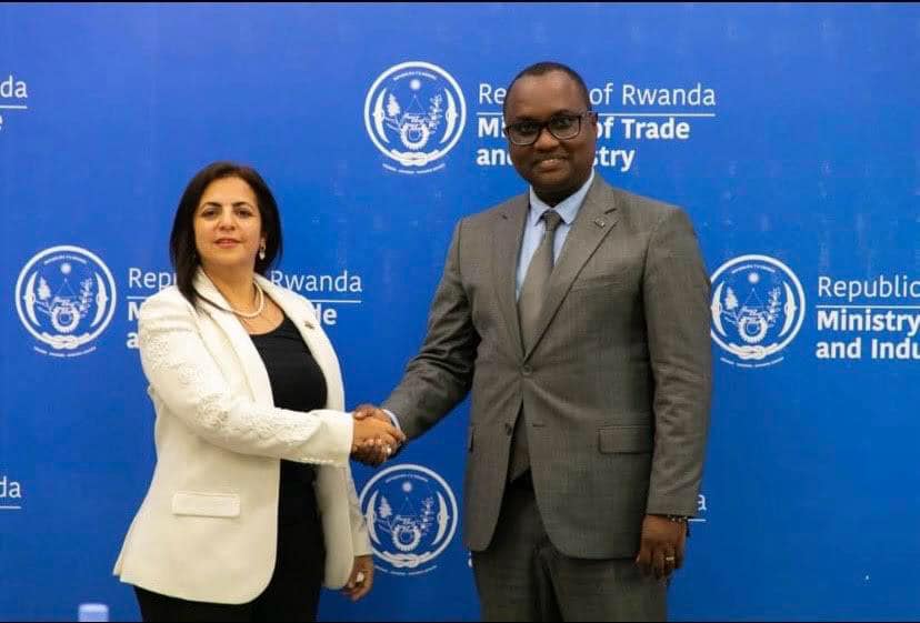 سفيرة مصر لدى رواندا تبحث مع وزير التجارة والصناعة الرواندي سبل دفع التعاون الاقتصادي بين البلدين