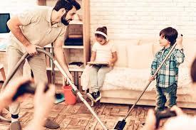   خبيرة أسرية: مساعدة الرجل لزوجته في أعمال المنزل هو الأصل