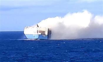   نشوب حريق في سفينة تجارية أصيبت بصاروخ قرب اليمن