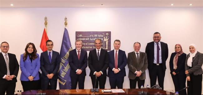 وزير الاتصالات يبحث مع رئيس فودافون العالمية "فويس" خططها التوسعية فى مصر
